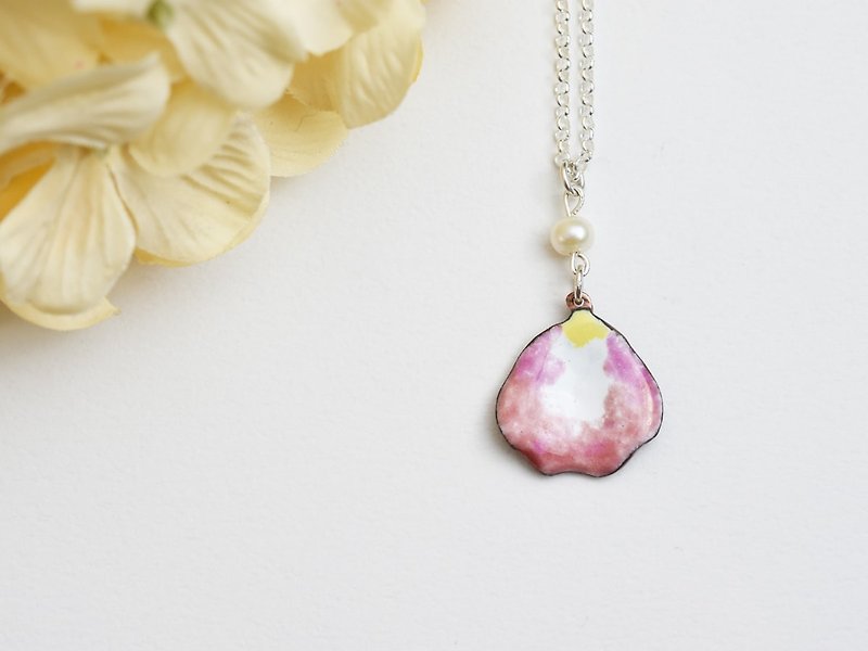 Pink petal with pearl , Enamel necklace - Cpercent handmade jewelry - สร้อยคอ - วัตถุเคลือบ สึชมพู