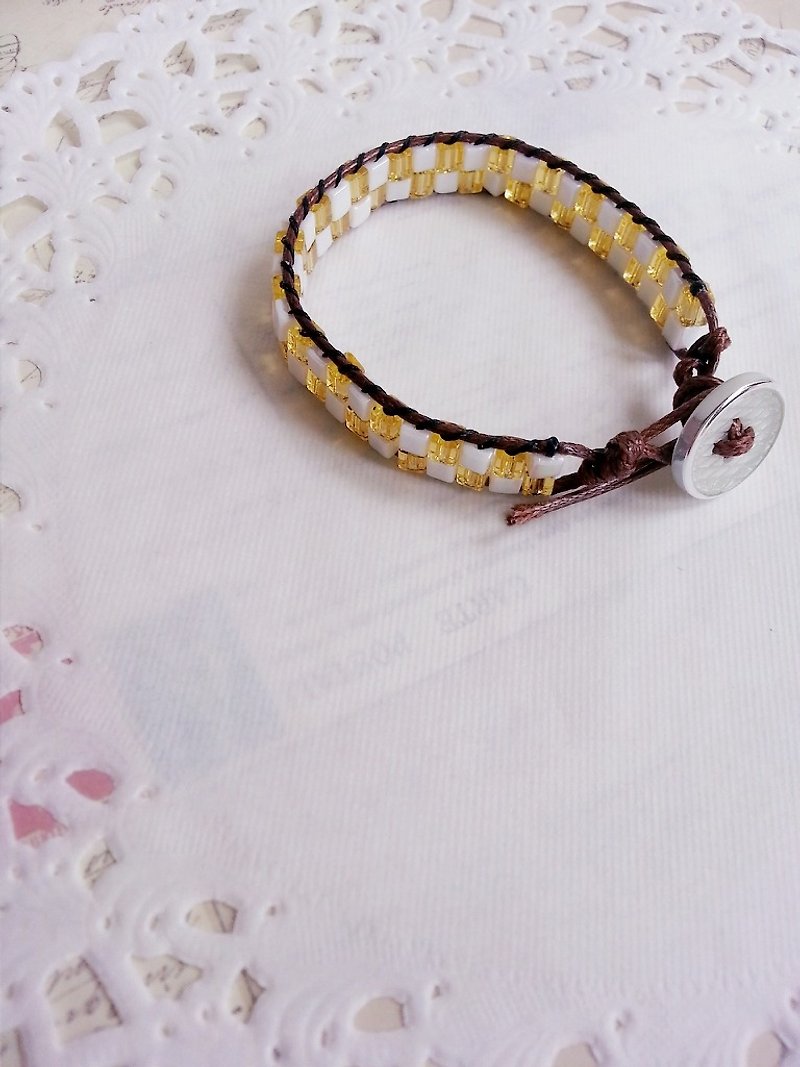 White and yellow cubes separated by Japanese glass beads woven lanyard - สร้อยข้อมือ - แก้ว 