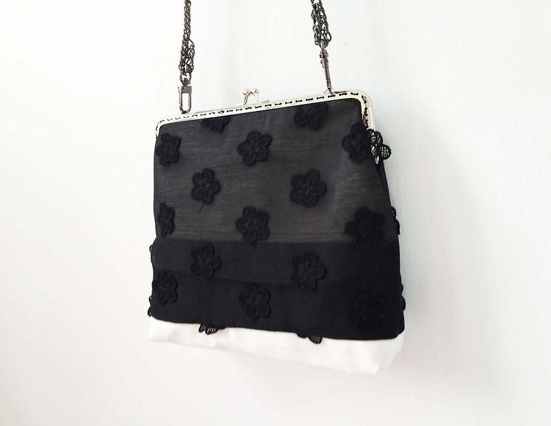 Wahr_black flowers clasp frame bag/with chain/ cosmetic bag / shoulder bag / small objects package / portable package - กระเป๋าแมสเซนเจอร์ - วัสดุอื่นๆ สีดำ