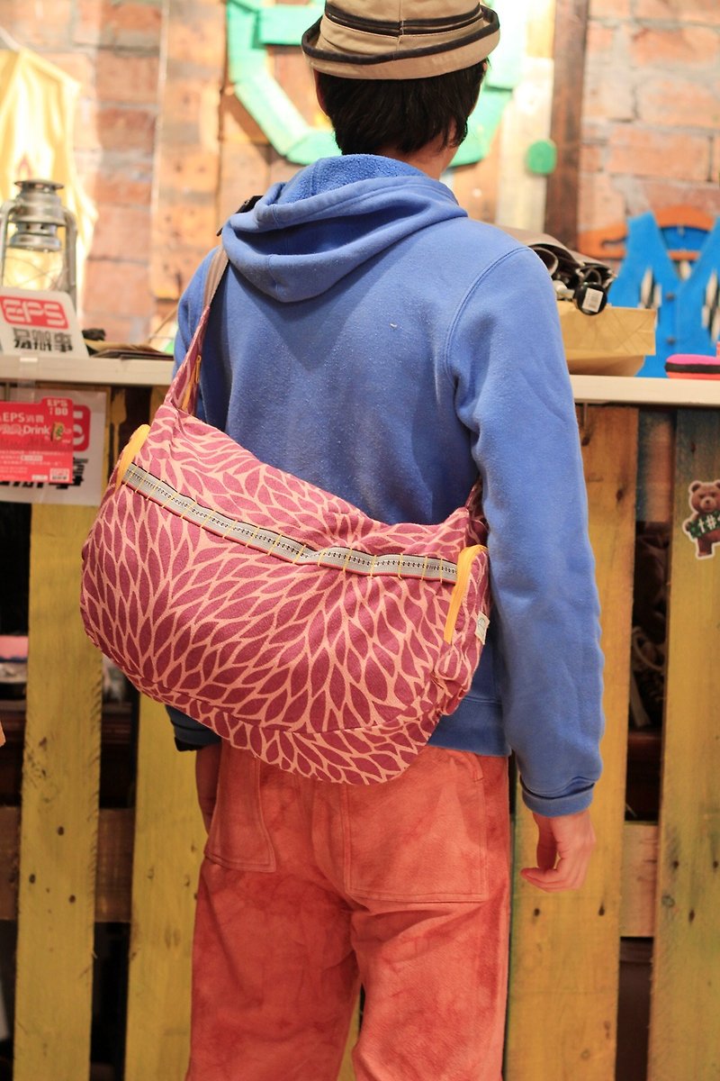 EARTH.er  │"PINK BIKE" Natural Dye Biking Shoulder Bag│ - กระเป๋าแมสเซนเจอร์ - วัสดุอื่นๆ สึชมพู