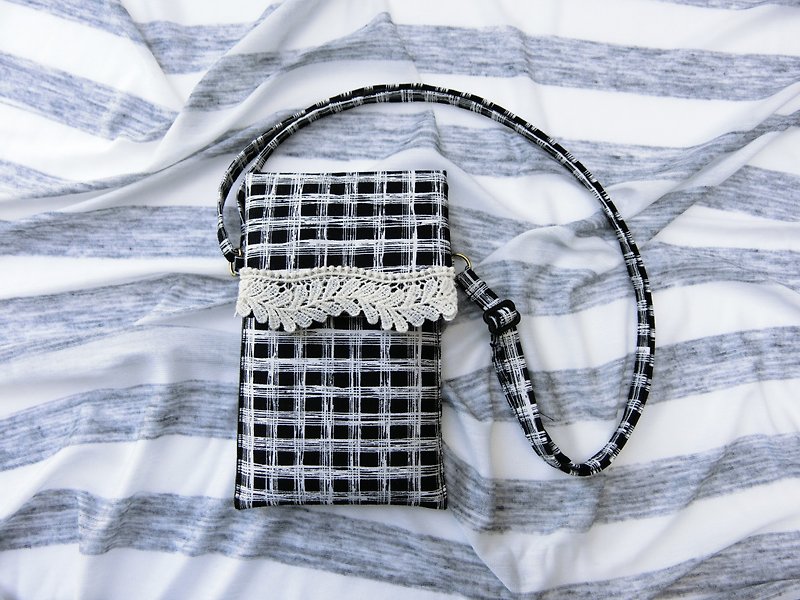 Black and white fashion - mobile phone bag - กระเป๋าเครื่องสำอาง - วัสดุอื่นๆ หลากหลายสี