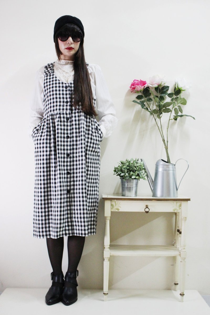 F1611 [Nippon in standard] (Vintage) black plaid double-breasted vest pocket Adjustable shoulder strap length skirt dress (spring and summer can be worn alone) - ชุดเดรส - วัสดุอื่นๆ สีดำ