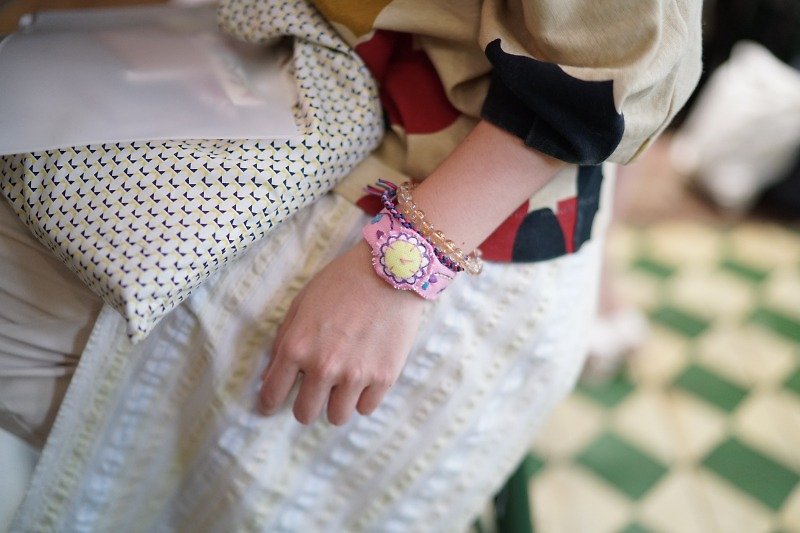 Hand made embroidery color fake watch bracelet jewelry pink - สร้อยข้อมือ - งานปัก สึชมพู
