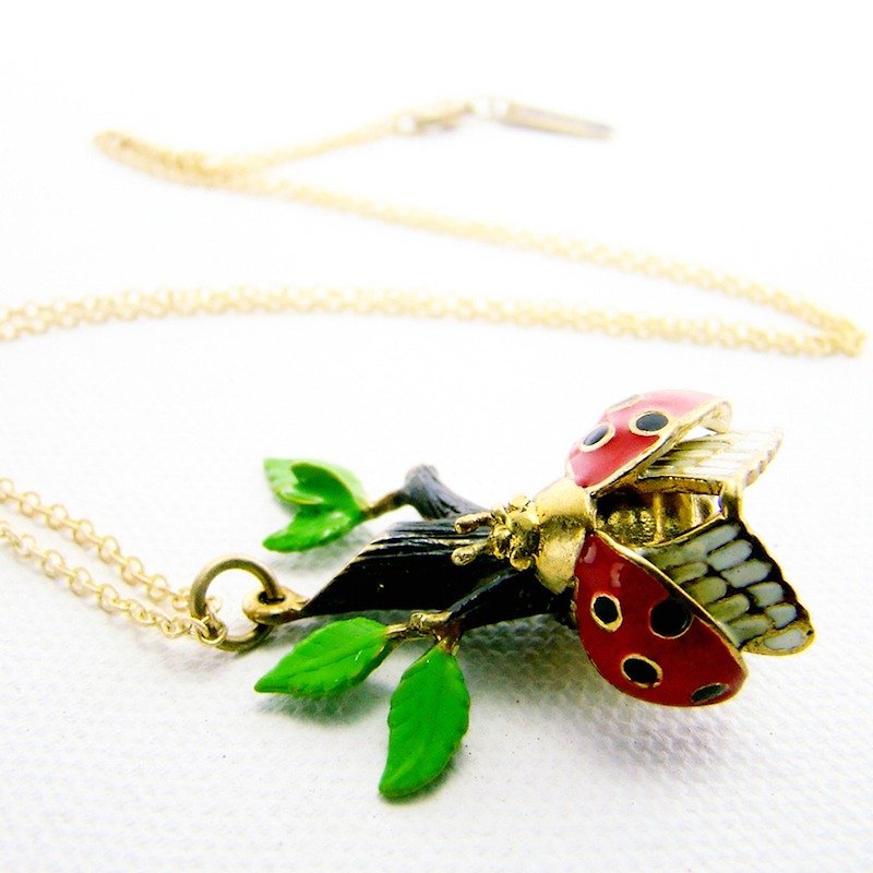 Ladybug on branch pendant in brass and enamel color ,Rocker jewelry ,Skull jewelry,Biker jewelry - สร้อยคอ - โลหะ 