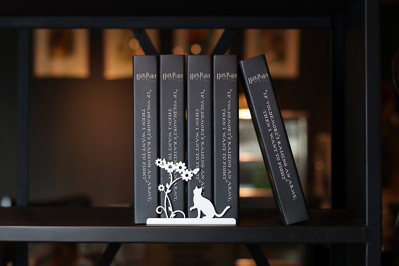 [OPUS Dongqi Metalworking] European-style iron bookends/creative bookshelves/exchange gifts (cat-elegant white) - กล่องเก็บของ - โลหะ ขาว
