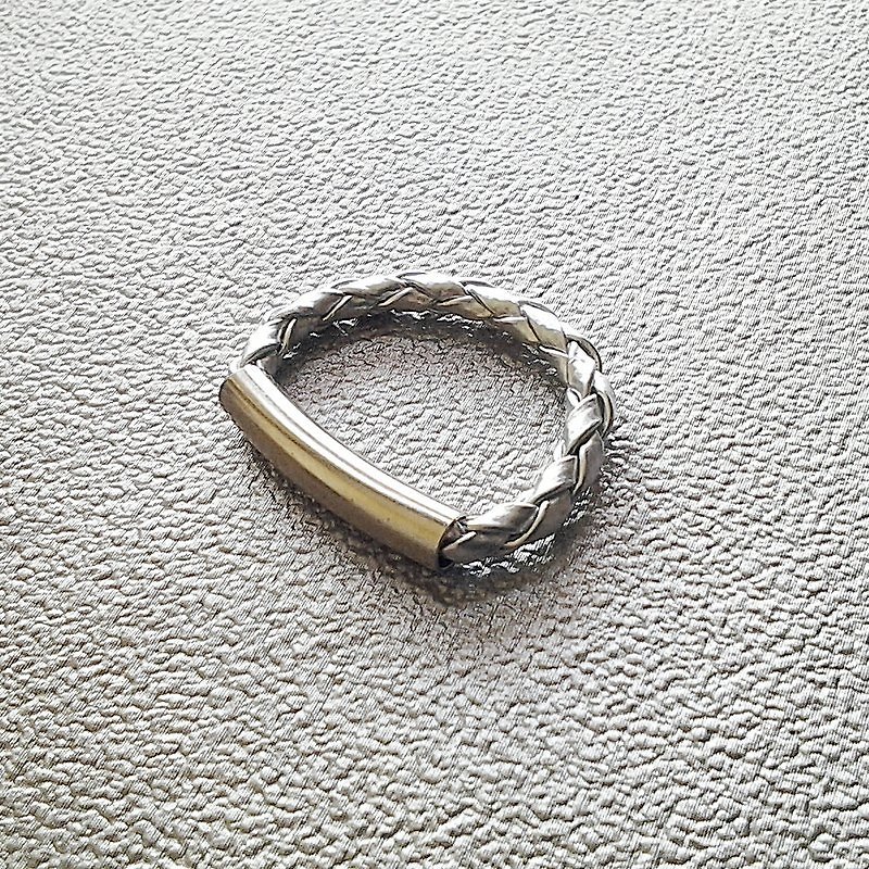 EarringFanatic metal bends identified sub-skin neutral silver ring - แหวนทั่วไป - หนังแท้ สีเทา
