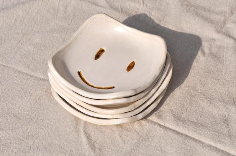 [Inner plate of pottery] smile angle dish White White - เซรามิก - วัสดุอื่นๆ ขาว