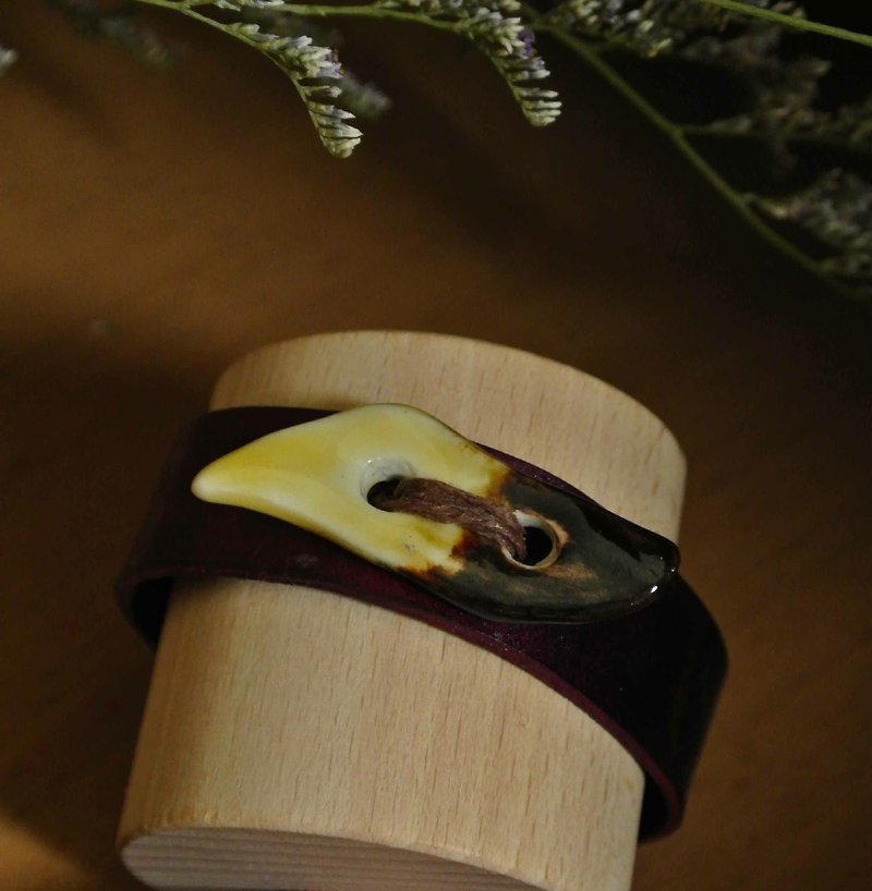 【 T - C 】手環 手鐲 皮革 牛皮 日本白瓷 瓷器  限量 自然釉色 無限看不膩色調 攝氏1350高溫燒製 - 手鍊/手鐲 - 瓷 