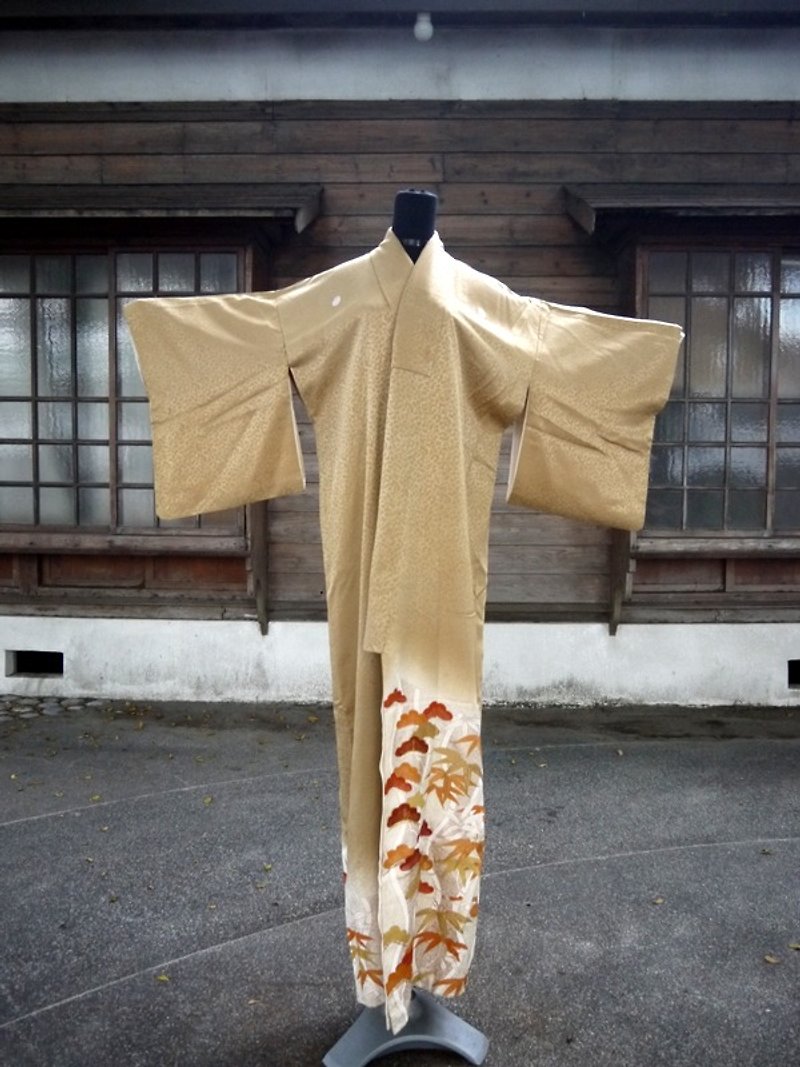 Gorgeous antique kimono with Japanese shochi embroidery - อื่นๆ - วัสดุอื่นๆ 
