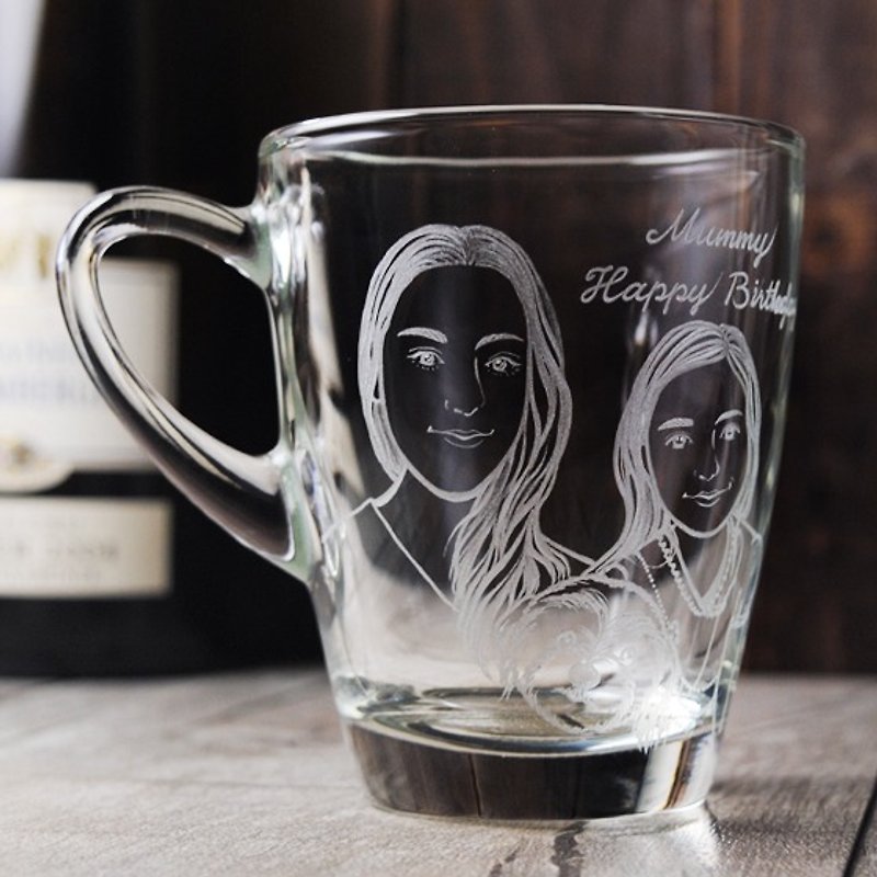 320cc【女兒杯】(寫實版) 2人肖像馬克杯女孩人像與寵物客製化 - 似顏繪/人像畫 - 玻璃 咖啡色