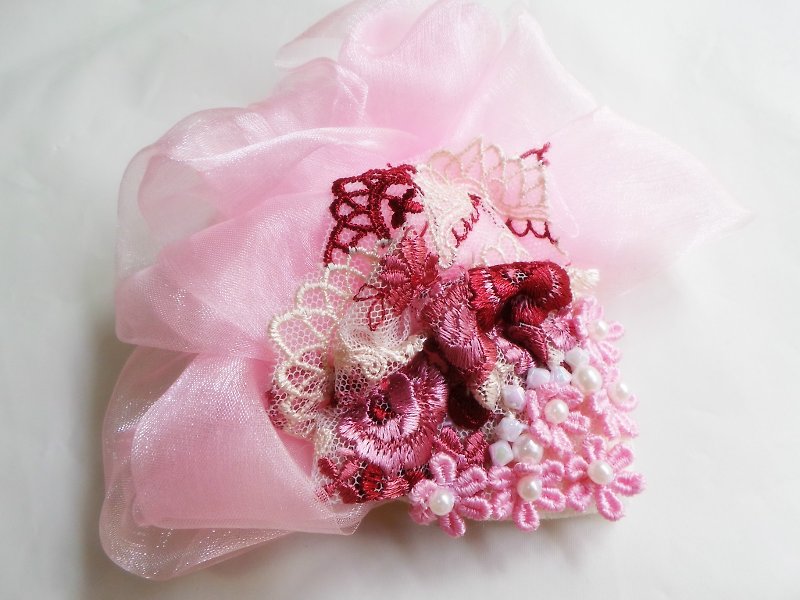 粉紅色的蕾絲刺繡與小花婚禮帽或派對帽 - เครื่องประดับผม - วัสดุอื่นๆ สึชมพู