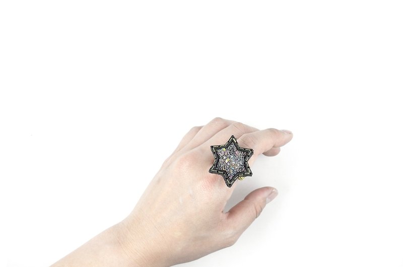 SUE BI DO WA-Hand-made leather and hand-woven star ring (mixed color)-Leather mix with yarn Star Ring - แหวนทั่วไป - หนังแท้ หลากหลายสี