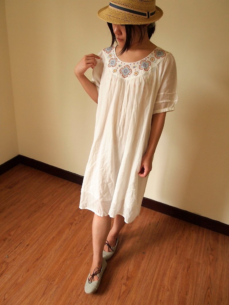 purin select shop（Japaindia）花瓣雪花刺繡洋裝 - 洋裝/連身裙 - 棉．麻 多色