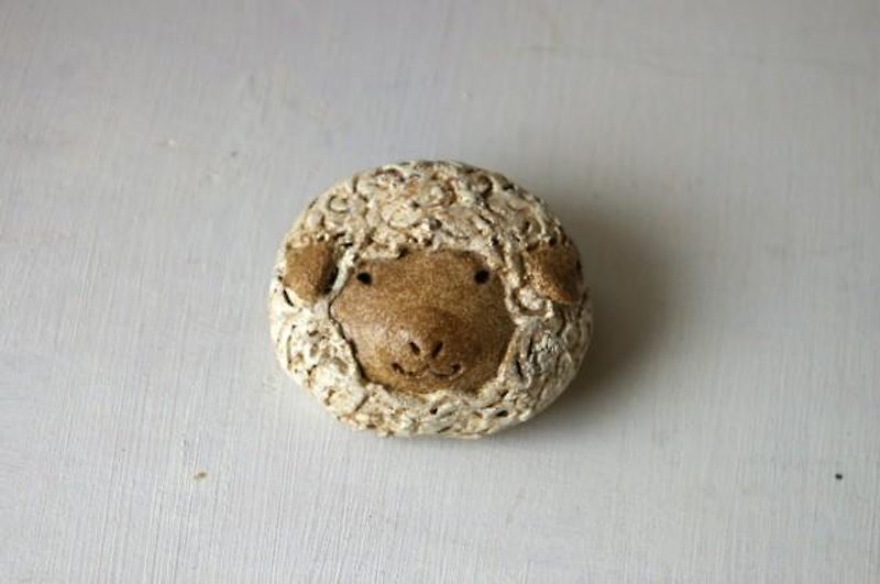 sheep broach たれ耳の羊ブローチ - Brooches - Pottery White