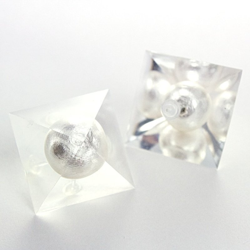 Pyramid Earrings (Pearl) - ต่างหู - วัสดุอื่นๆ ขาว
