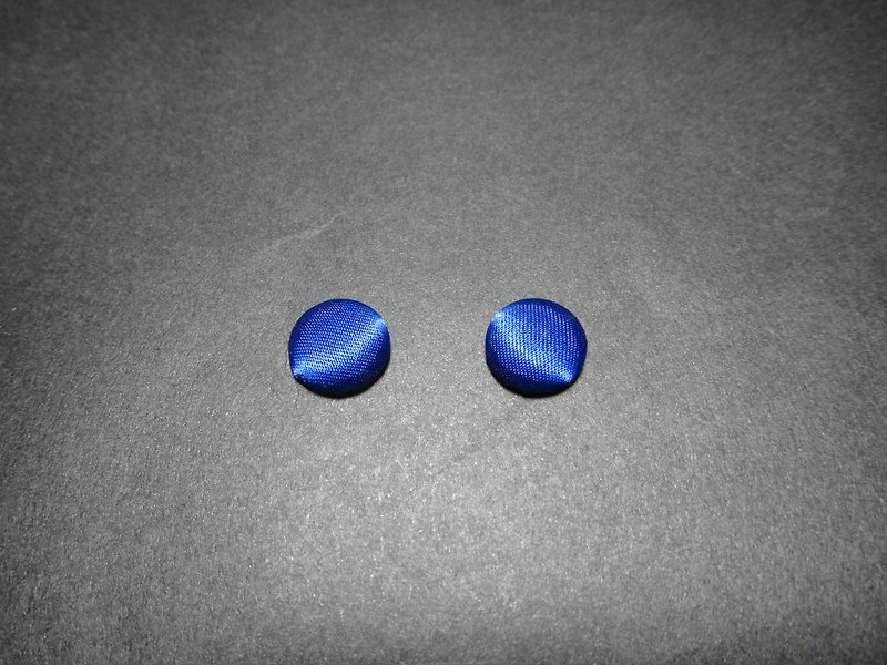 璀璨寶藍 鈕釦耳環 C22BT/UZ14 - 耳環/耳夾 - 絲．絹 藍色