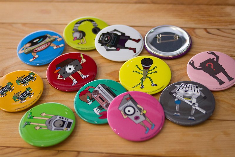 HeadphoneDog badge / pin (L: 58mm) - เข็มกลัด - โลหะ หลากหลายสี