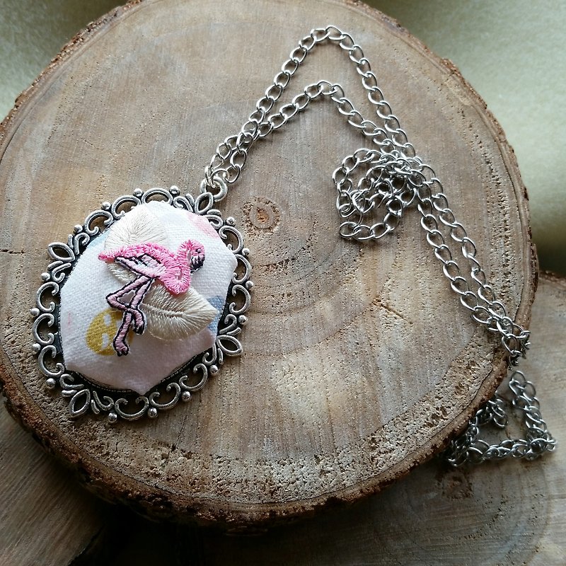 3D embroidery long necklace 紅鶴立體刺繡長項鍊 - 長頸鍊 - 繡線 粉紅色