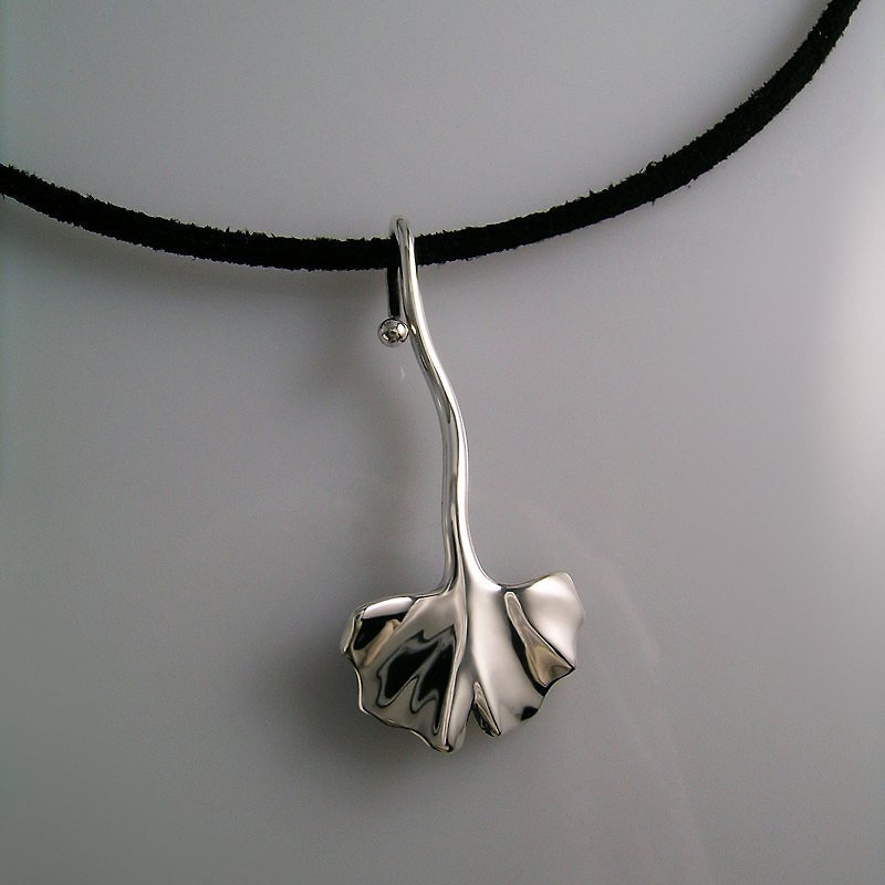 FUHSIYATUO Fuxi Ya duo ginkgo Silver Pendant - Necklaces - Other Metals White