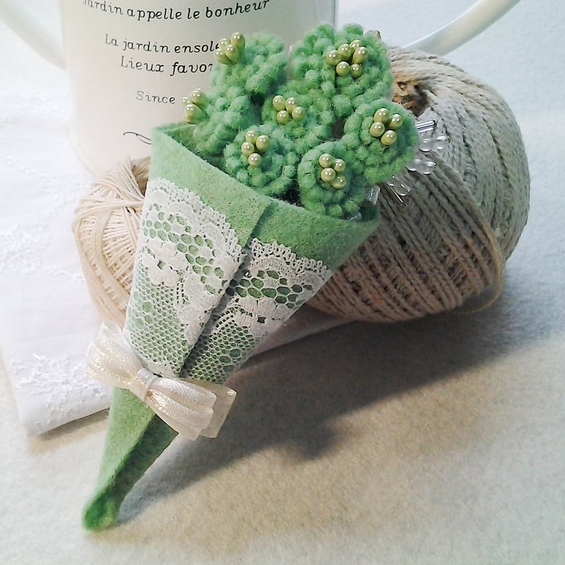 MFP green felt beads handmade lace flowers brooch pin flower bouquet - เข็มกลัด - วัสดุอื่นๆ สีเขียว