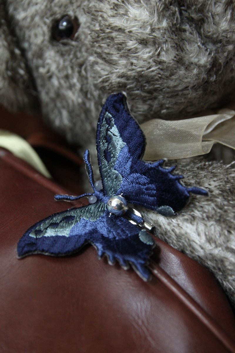 Butterfly  embroidery pin布蝴蝶扣針 -  深藍色 - 胸針/心口針 - 其他材質 藍色