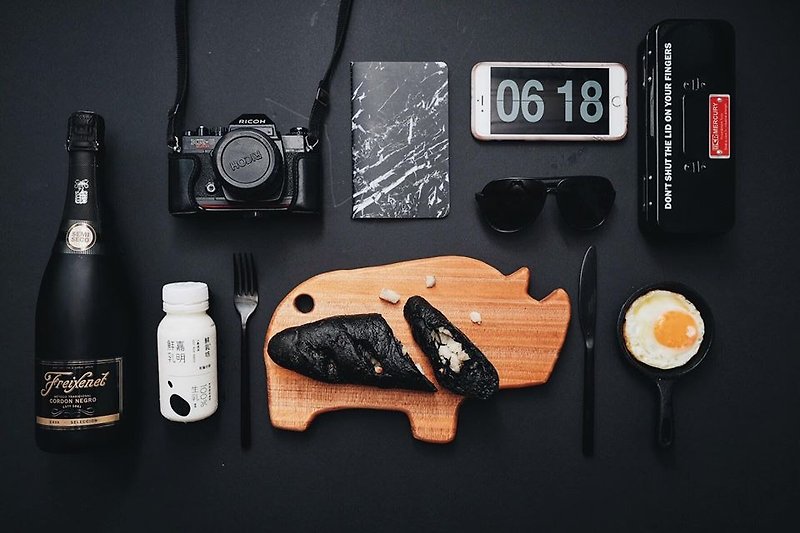 Moment wood X + zoom - Rhinoceros pattern - Animal modeling cutting board, food plate - เครื่องครัว - ไม้ สีดำ