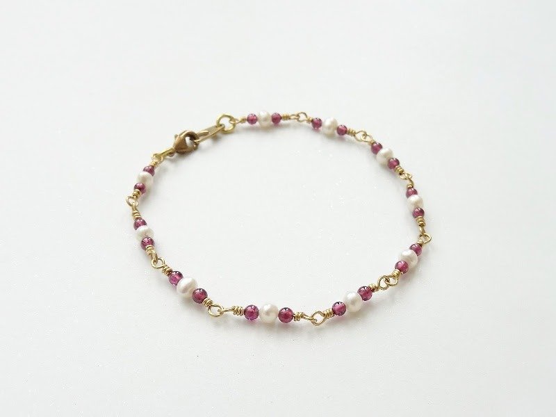 ::Daily Jewels:: Tiny Freshwater Pearls & Garnet Beads Brass Bracelet (14KGF Available) - สร้อยข้อมือ - เครื่องเพชรพลอย ขาว