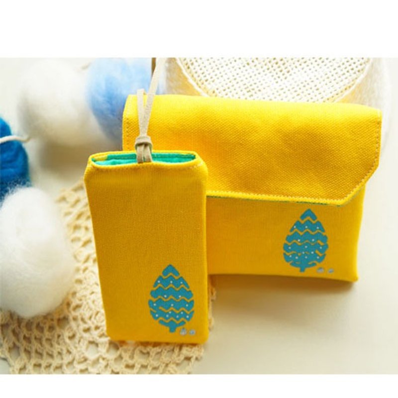 Winter warm Christmas gift set / play numerous small hand-painted happy Christmas (passport holder & travel card sets) / yellow / - ที่เก็บพาสปอร์ต - วัสดุอื่นๆ สีเหลือง