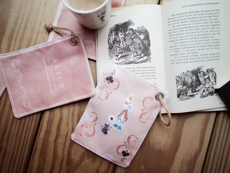 Poker suede mat / cloth postcard ▌ Alice in Wonderland with the junior partner ▌Alice - ที่รองแก้ว - วัสดุอื่นๆ สีส้ม