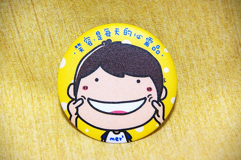 A Smile Is an Everyday Essential Badge/マグネット - ブローチ - 金属 イエロー