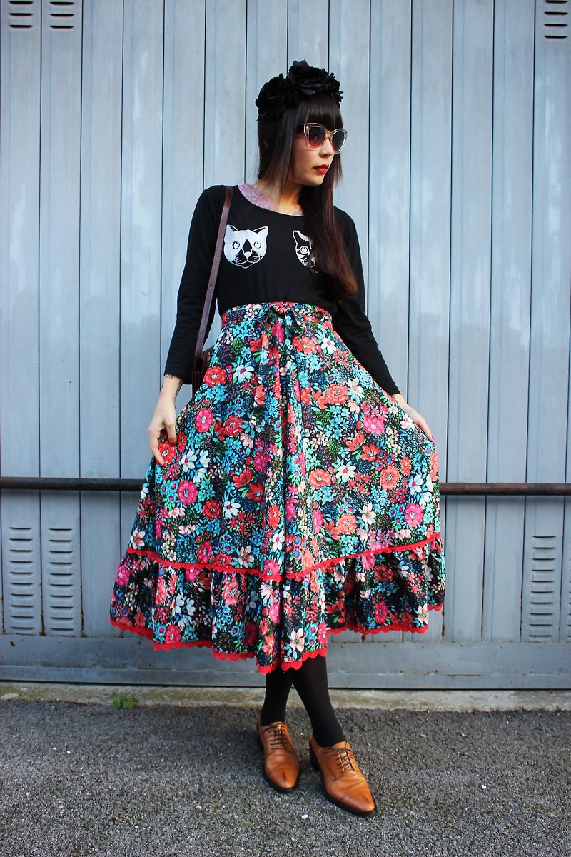 F1805 (Vintage) black with red lace flowers attached to the waist strap dress (wedding / picnic / party) - Skirts - Other Materials Black
