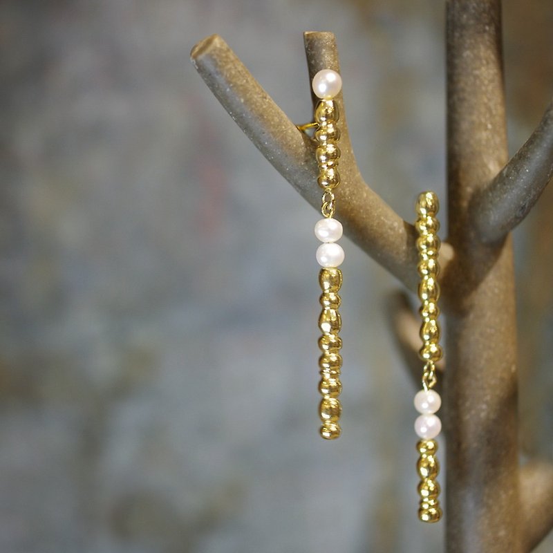 Asymmetrical elegant pearl earrings LUCIFER - ต่างหู - เครื่องเพชรพลอย สีทอง