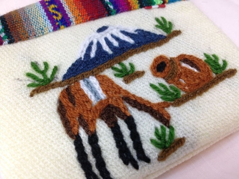 Embroidered vicuna wool pattern embroidery certificate/purse-Alpaca and Snow Mountain - Coin Purses - Other Materials White