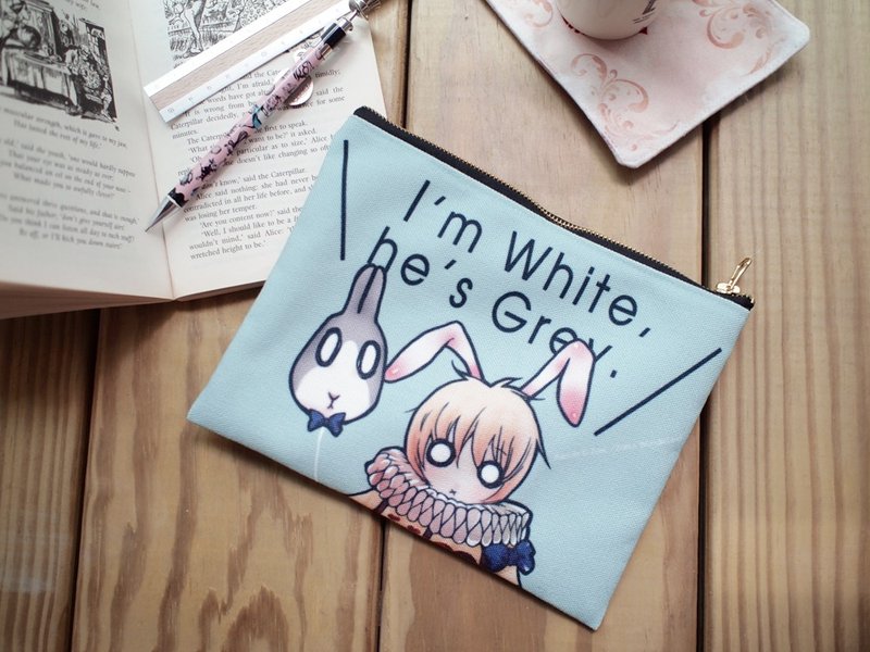 Portable canvas zipper bag ▌ ▌ rabbits Alice in Wonderland - กระเป๋าเครื่องสำอาง - วัสดุอื่นๆ สีน้ำเงิน