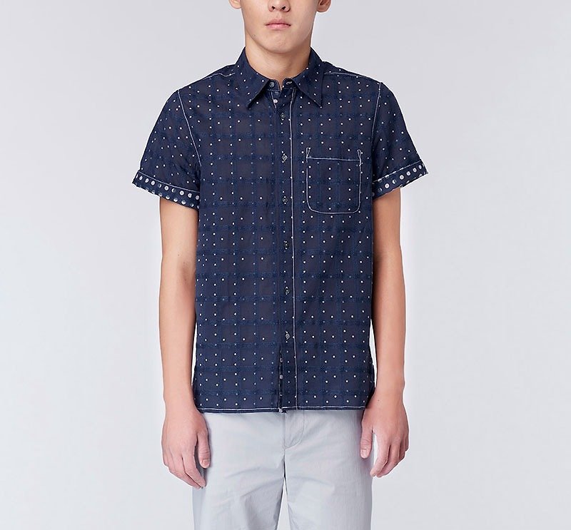 [Clear and refreshing summer] craftsman dyed blue-dyed polka dot stitching short-sleeved shirt - Men's Shirts - Cotton & Hemp Blue