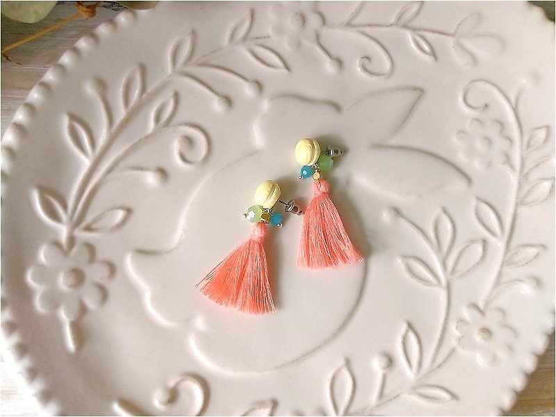 [Bohemia] {duckling colorful yellow macarons. Fenju small tassel}. {Pin / clip-on earrings} - Earrings & Clip-ons - Other Materials Orange