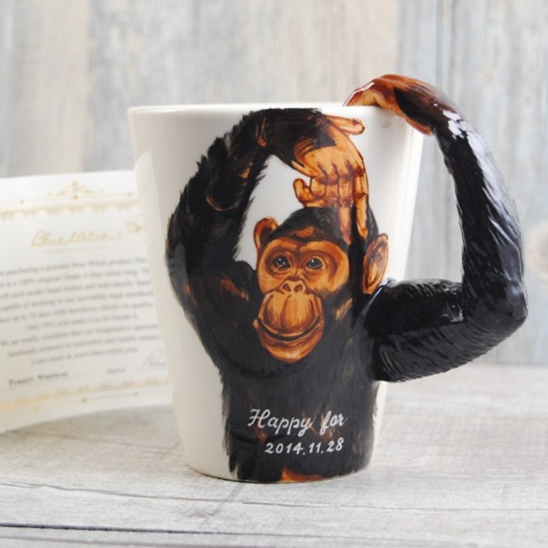 【可刻字的動物馬克杯】Blue Witch英國手繪杯 猴子 立體刻字陶瓷馬克杯 咖啡杯 - 酒杯/酒器 - 其他材質 咖啡色