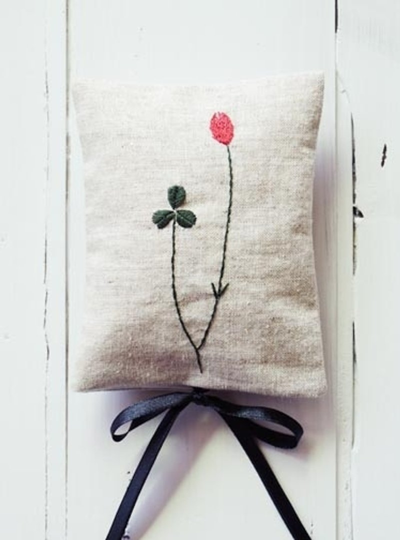 クローバー手刺繍バッグ（フレグランスバッグ） - アロマ・線香 - コットン・麻 ホワイト