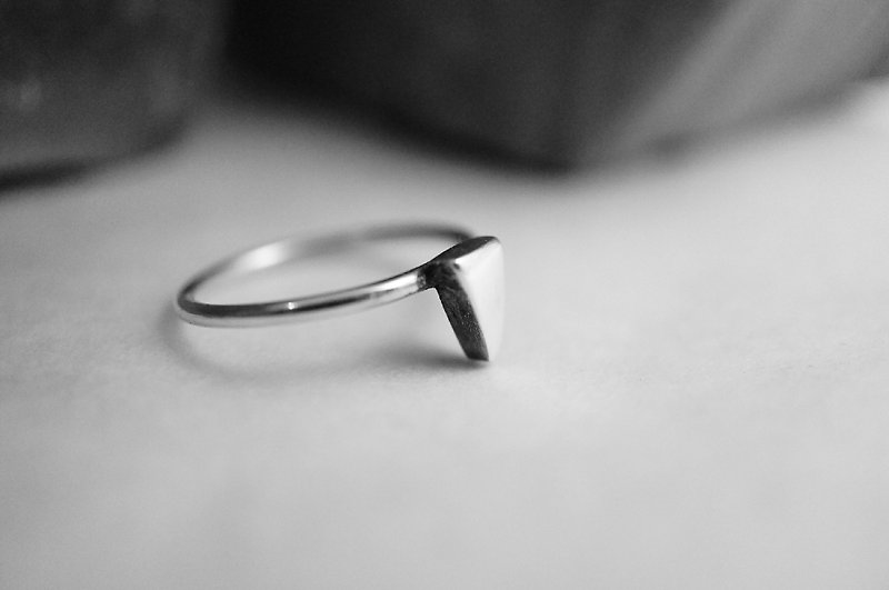【janvierMade】Dainty Sterling Silver Ring / Minimalist Shiny Triangle Ring / 925 Sterling Silver Handmade - General Rings - Other Metals White