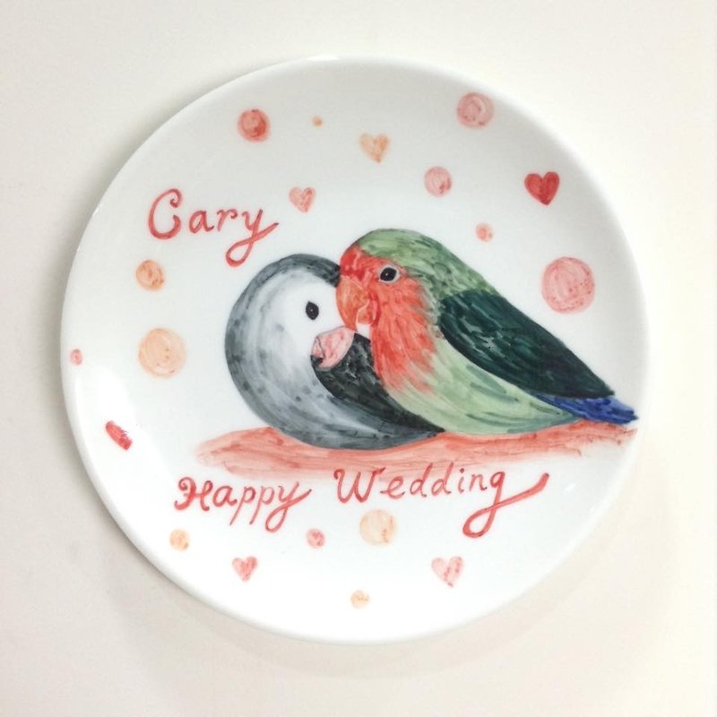 Preserved Eggs and Ink Happy Wedding-Wedding Gift-[名前と日付をカスタマイズ] 6" 手描きのオウムのウェディングポーセリンプレート - 小皿 - その他の素材 ピンク