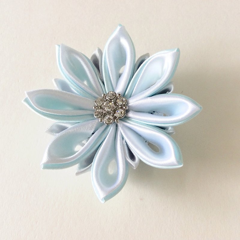 Kanzashi blue white ribbon flower brooch つまみ細工 - Brooches - Silk Blue