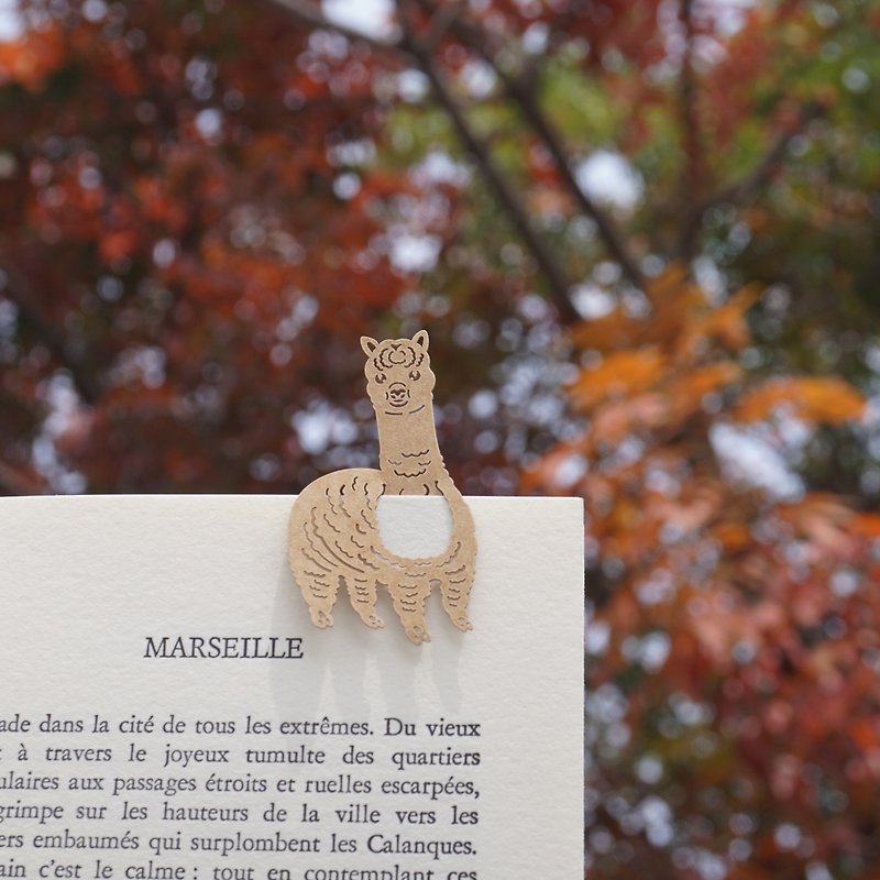 Mai Mai Zoo-アルパカ紙彫り ブックマーク | かわいい動物 癒しの小さなもの 文房具 ギフト - しおり - 紙 カーキ