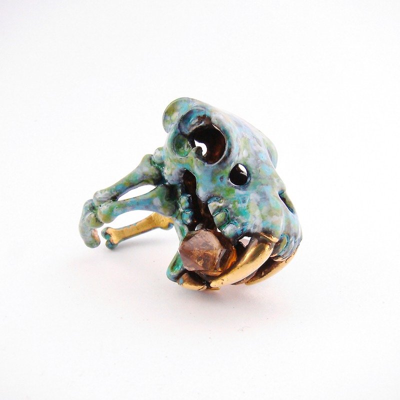 Patina Saber tooth skull ring with smoky quartz stone and oxidized antique color - 戒指 - 其他金屬 