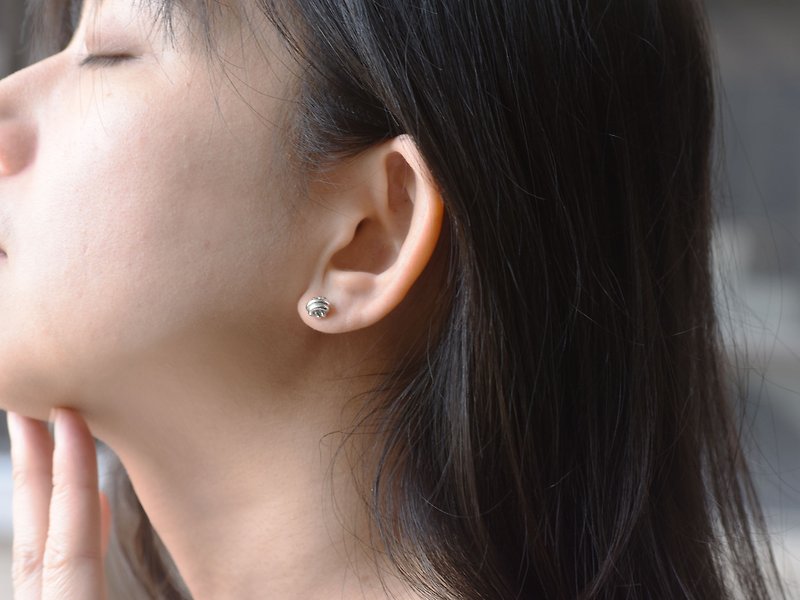 Little Ball knot (925 silver short earrings) - Cpercent handmade jewelry - ต่างหู - เงินแท้ สีเงิน