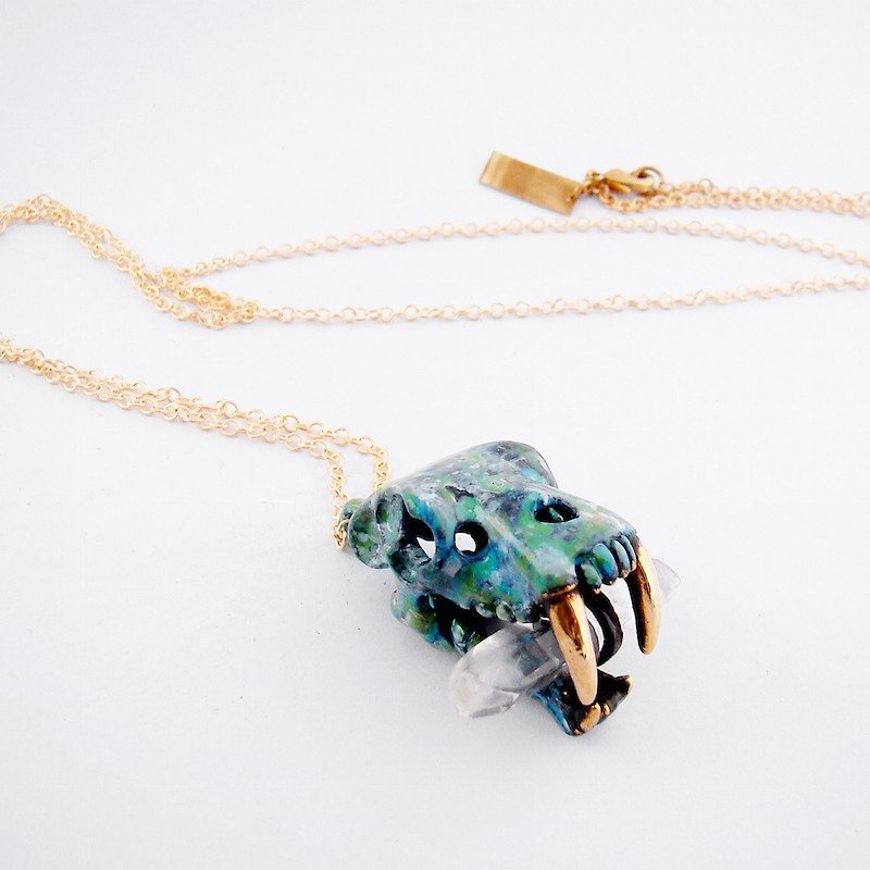 Patina Saber tooth skull pendant in brass with clear quartz stone and oxidized antique color - 項鍊 - 其他金屬 