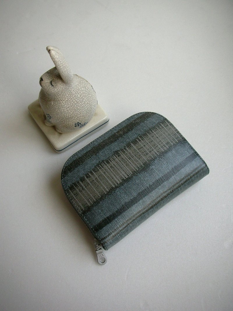 Saito Utoko gray and blue striped watercolor blooming tarpaulin-short clip/wallet/coin purse/ - กระเป๋าสตางค์ - วัสดุกันนำ้ สีเทา