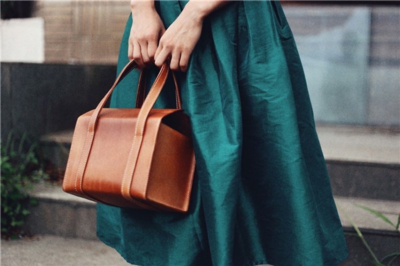 Handmade vegetable tanned leather handbag - กระเป๋าถือ - หนังแท้ สีนำ้ตาล