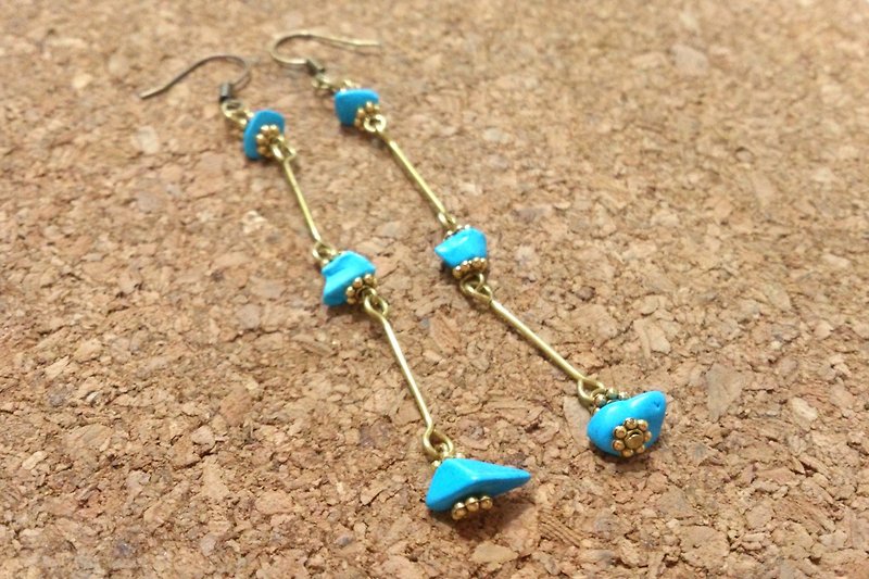 格格吉祥耳環～黃銅土耳其藍碎石 - 耳環/耳夾 - 其他材質 藍色
