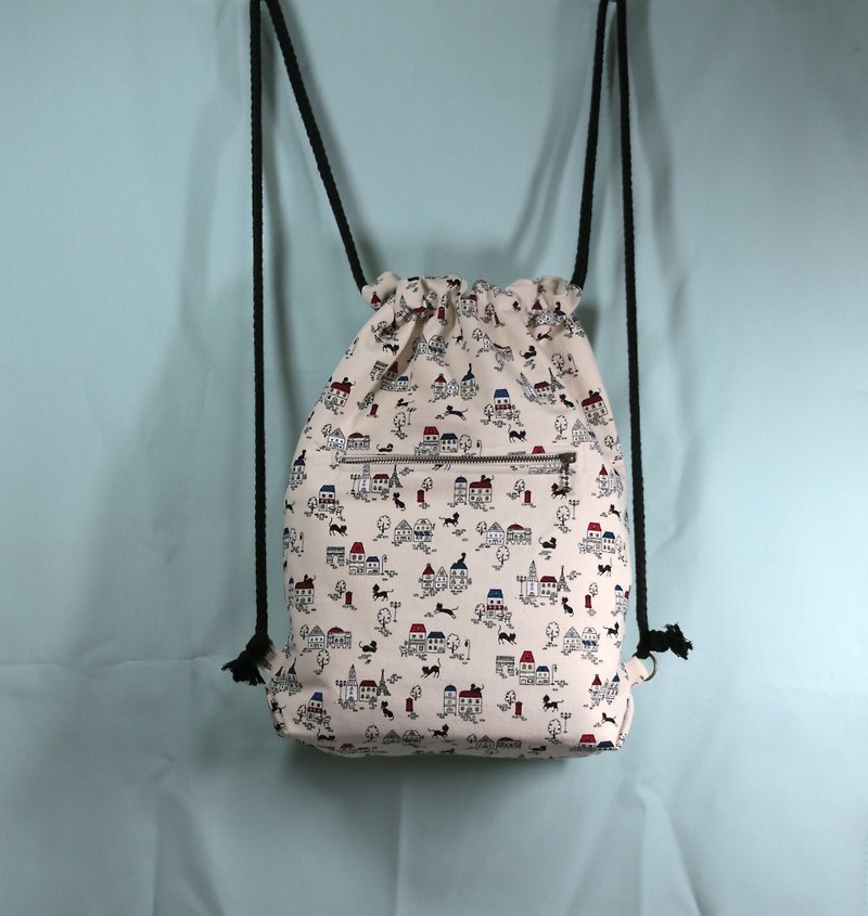 The kitten behind the house is a backpack - Drawstring Bags - Cotton & Hemp Multicolor