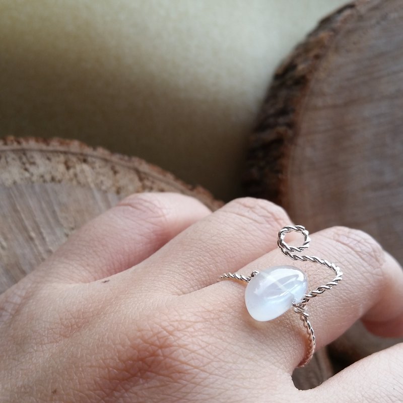 please offer ring size when order gold-plated Silver-plate chain Ring with moonstone silver stone ring - แหวนทั่วไป - เครื่องเพชรพลอย สีน้ำเงิน